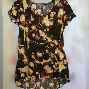 VGC Simply Vera Floral Top
